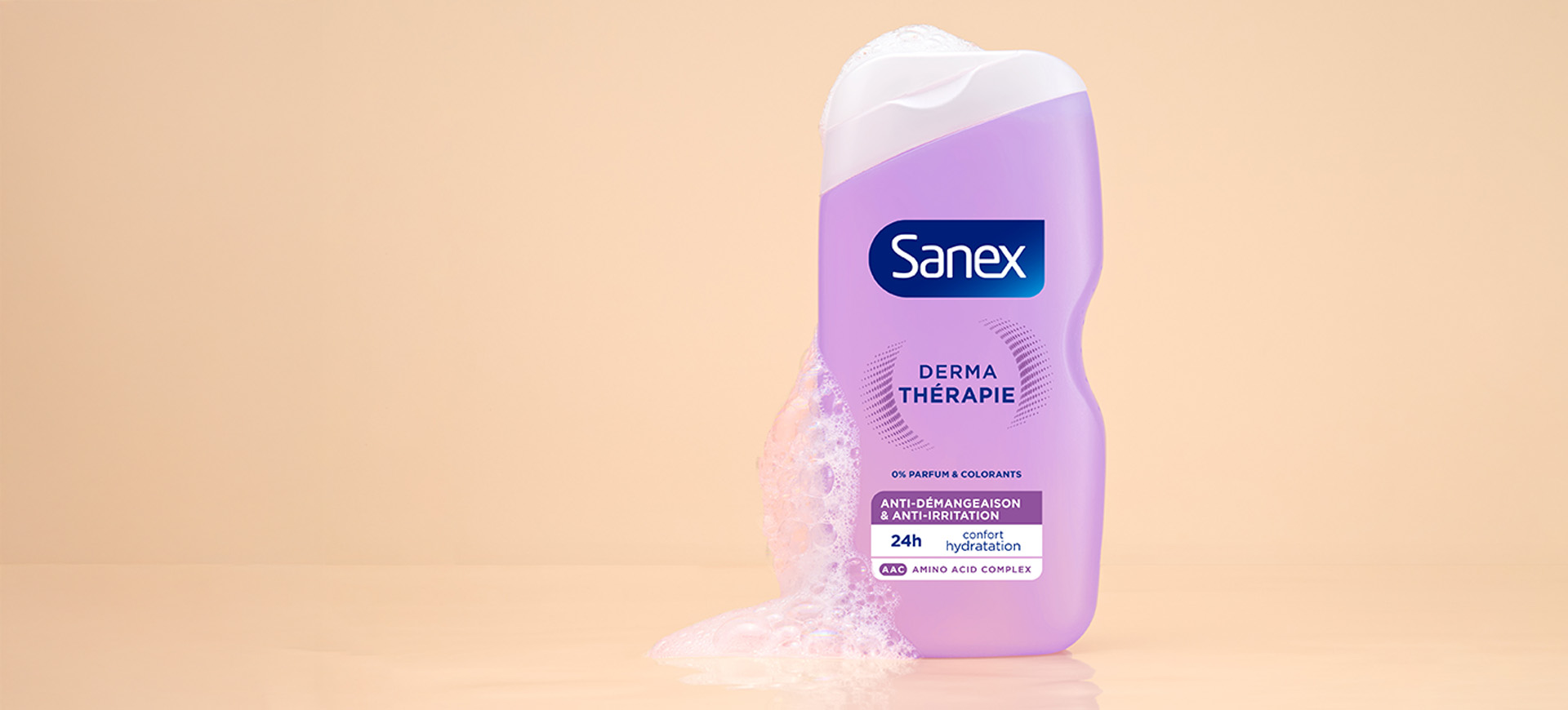 le produit Sanex Derma Therapy pour l'eczéma avec un peu de mousse d'un côté et sur un fond clair de couleur peau.