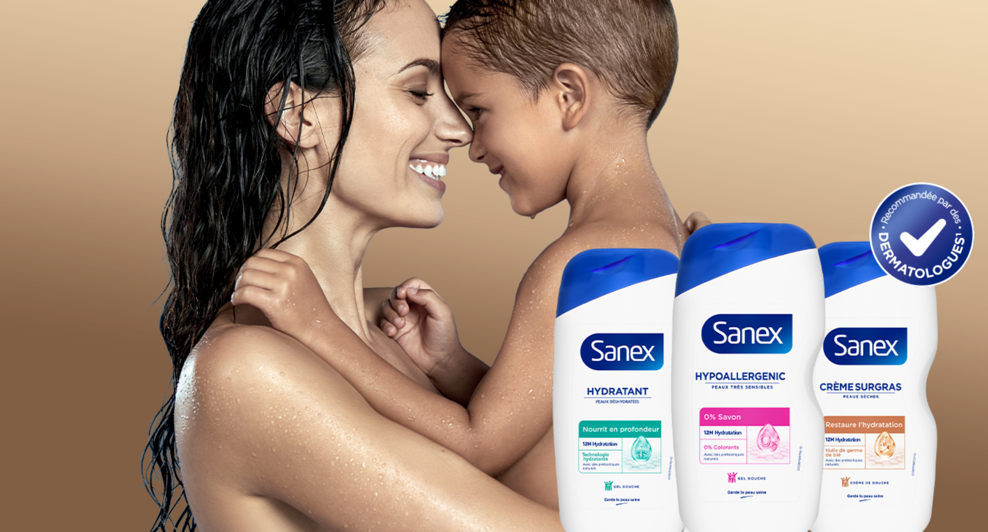 Une mère et son fils s'enlacent tendrement. À droite, on aperçoit les emballages de trois produits de la gamme Sanex Derma Care Body Wash.