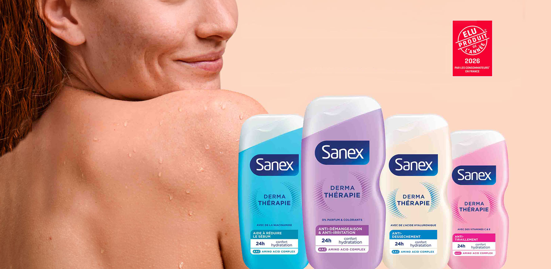 Une femme souriante à la peau humide, à côté de quatre flacons de la gamme Sanex Derma Thérapie. Le texte annonce : "Formulé avec notre technologie d'acides aminés brevetée AAC"