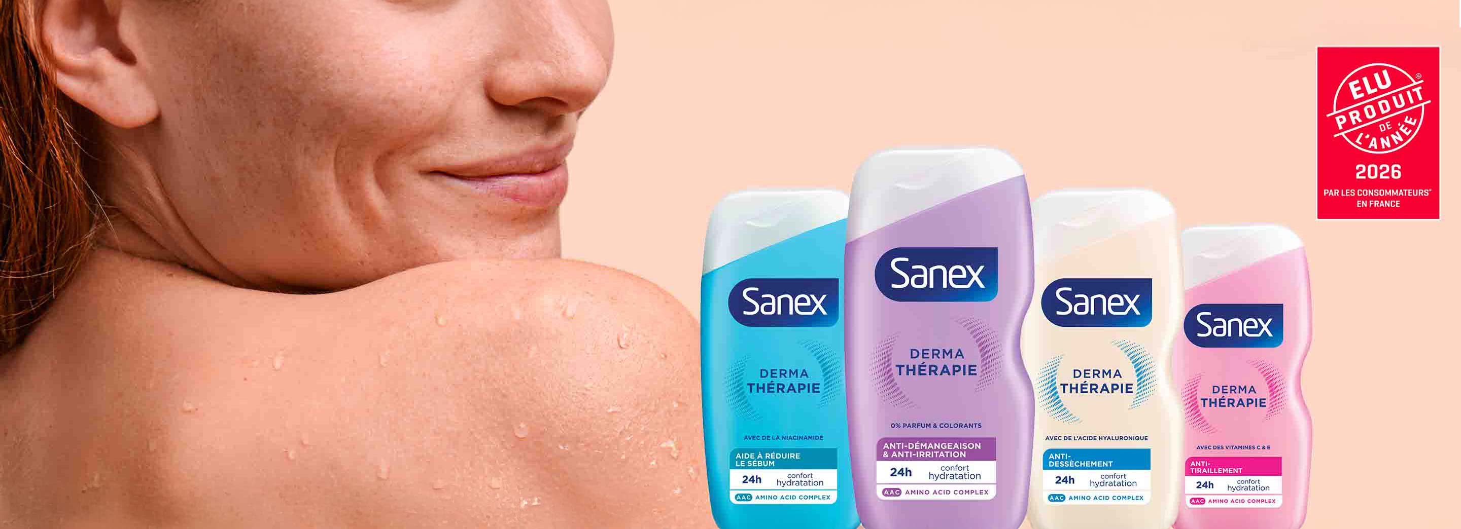Gros plan sur le dos humide et souriant d'une femme. À droite, quatre flacons de la gamme Sanex Derma Thérapie sont présentés, mettant en avant la variété des produits.