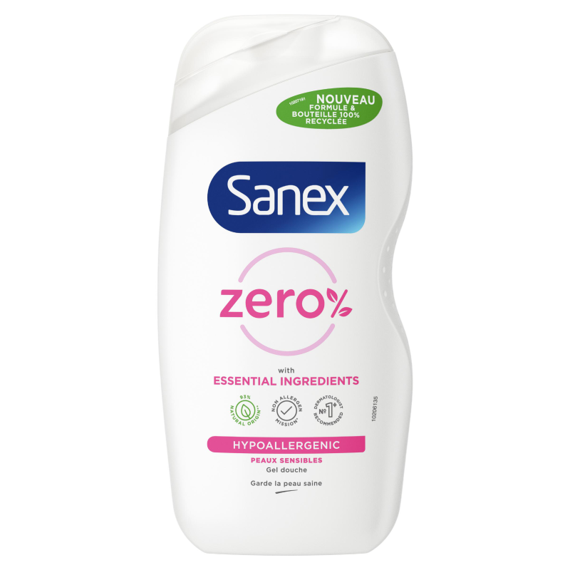 Flacon de gel douche Sanex Zero % Hypoallergenic. L'étiquette rose indique qu'il contient des "ingrédients essentiels" pour "peaux sensibles". Un macaron vert signale "Nouveau, formule et bouteille 100% recyclée".