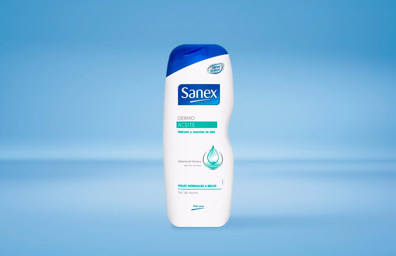 Flacon de gel douche Sanex Dermo Aceite. L'étiquette du produit est rédigée en espagnol.