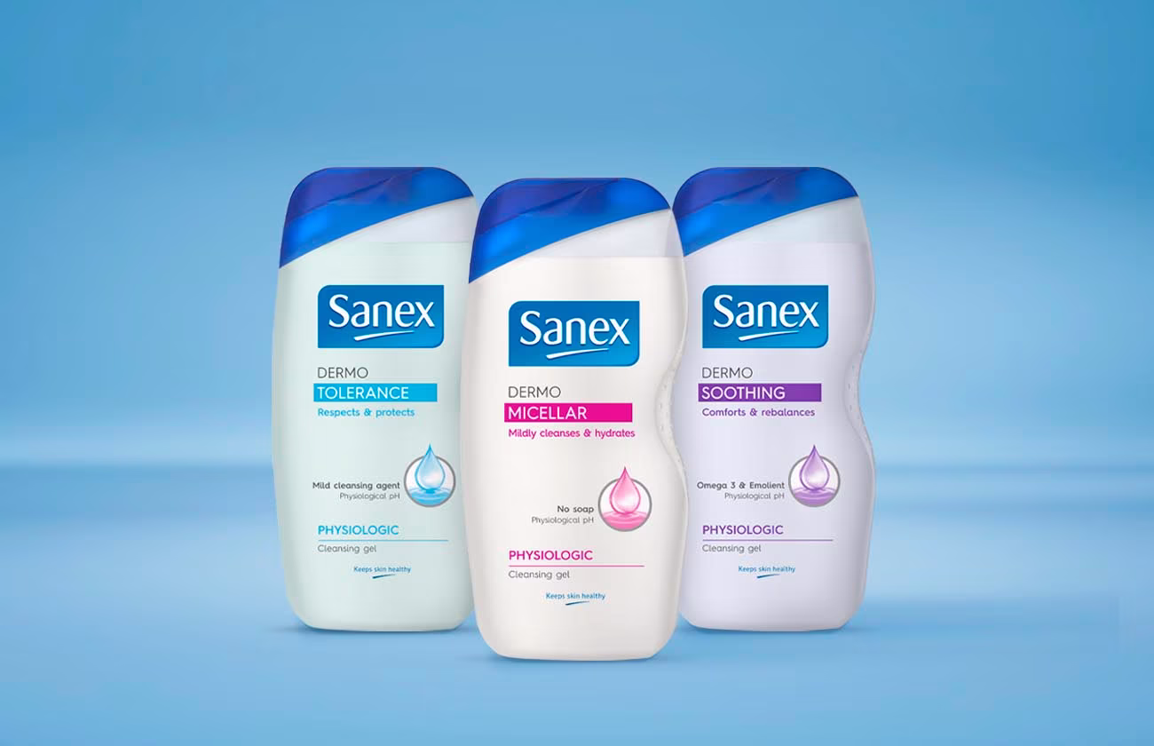 Trois gels douche de la gamme Sanex Dermo Physiologic. Les variantes incluent Dermo Tolerance, Dermo Micellar et Dermo Soothing.