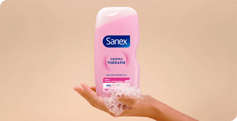 femme utilisant la crème de douche huileuse sanex skin therapy